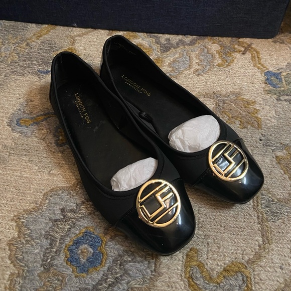 London Fog Black ballet flats with Gold Emblem - Picture 1 of 3